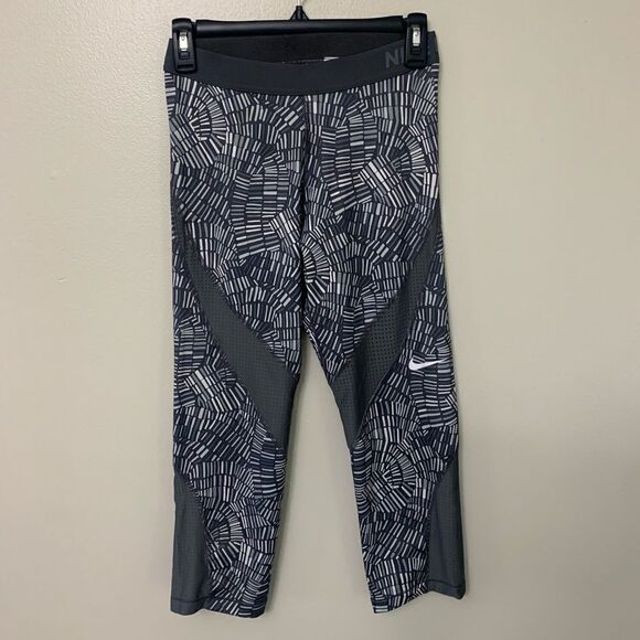 Nike Pro Hypercool Printed Capri Legging - Picture 3 of 9